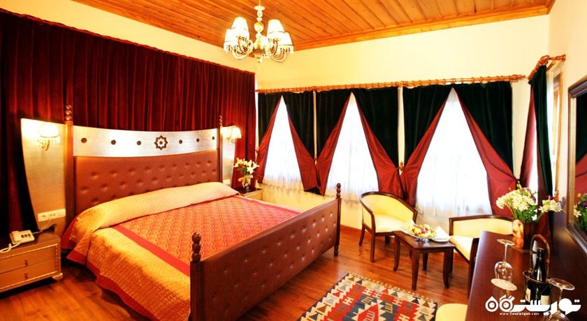 تخت بزرگ اتاق دلوکس